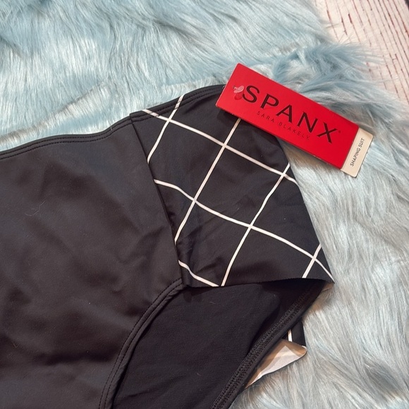 NWT SPANX Flirty Skirted Swim Bottom in Black Geo Sz 10 - Picture 5 of 10